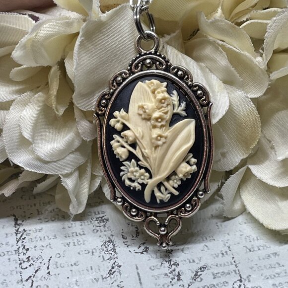 SILVER Black Lily the Valley Cameo Summer Pendant Necklace Charm Wedding Gift - Picture 1 of 8